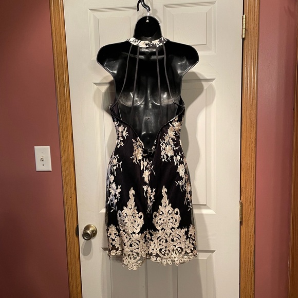 Halter style cocktail dress - Picture 2 of 3